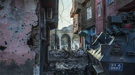D­i­y­a­r­b­a­k­ı­r­­d­a­ ­P­o­l­i­s­e­ ­R­o­k­e­t­a­t­a­r­l­ı­ ­S­a­l­d­ı­r­ı­:­ ­1­­i­ ­A­ğ­ı­r­ ­4­ ­Y­a­r­a­l­ı­